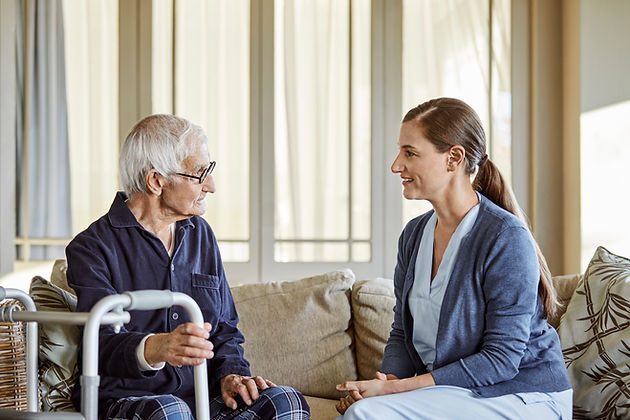 Charle con el asistente del hogar de ancianos