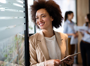 Mujer de negocios segura de sí misma sonriendo