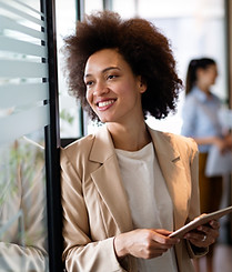 Femme d'affaires confiante et souriante