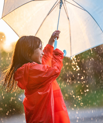 fille avec parapluie