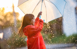 Mädchen mit Regenschirm