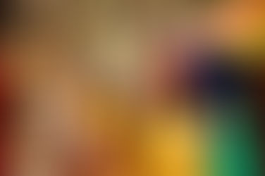 mulheres vendo bijuterias em uma loja,  na Índia