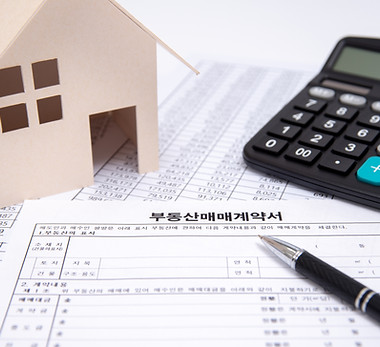 Contrato Imobiliário Com Caneta E Calculadora