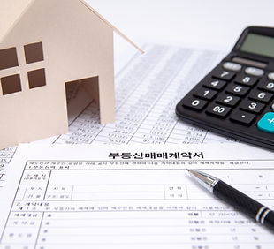 Immobilienvertrag mit Stift und Taschenrechner