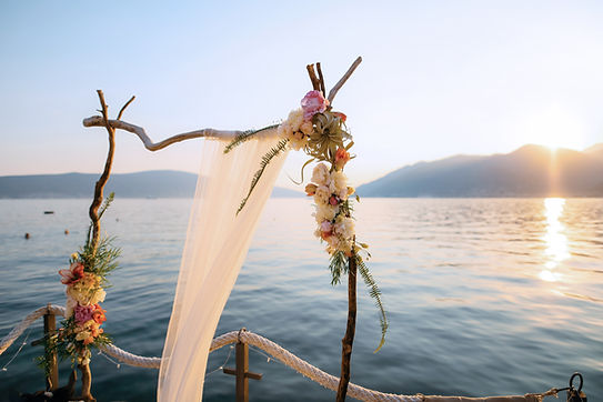 Décoration de mariage sous forme d'arche en bois.