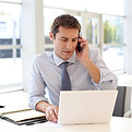 Homem fazendo telefonema no escritório