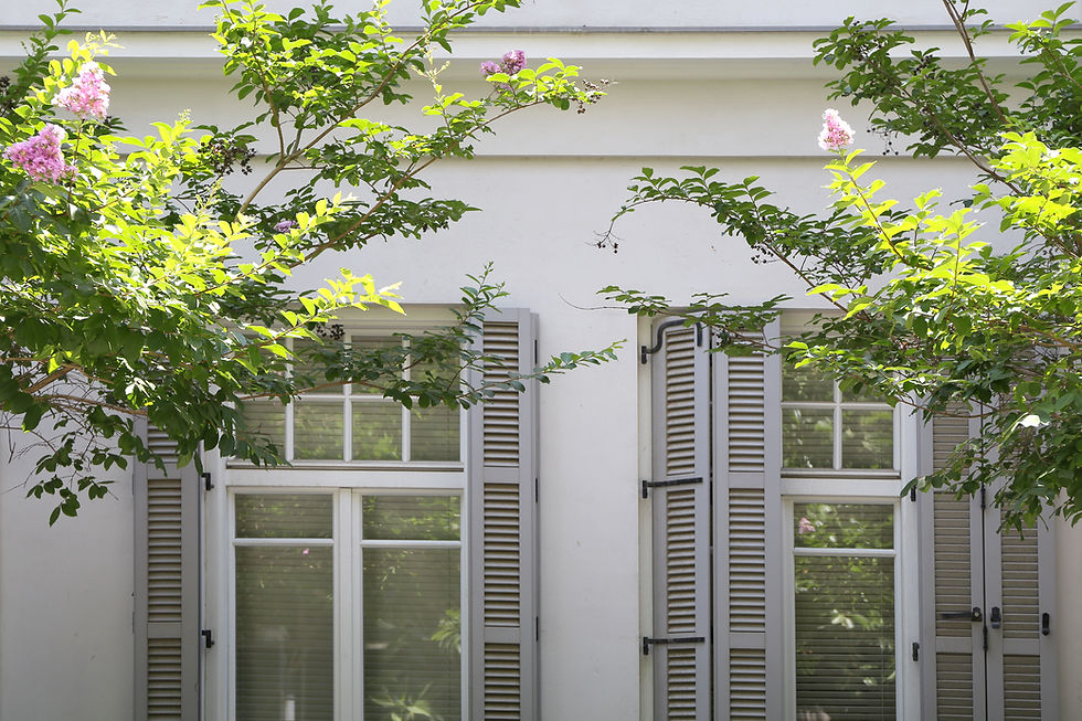 Maison ancienne avec volets et fleurs