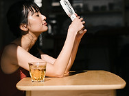 夏を楽しむ女性