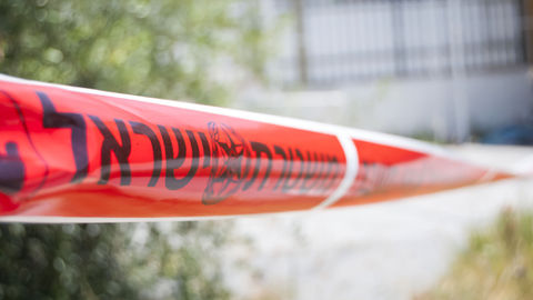 Fita de isolamento vermelha e branca em local de ocorrência policial
