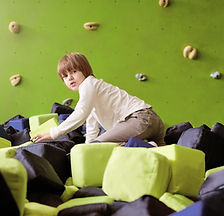 Enfant jouant dans une piscine à mousse