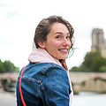 Jeune femme souriant face à la Seine