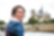 Jeune femme souriant face à la Seine