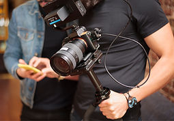 Photographe tenant son appareil, préparation avant séance photo