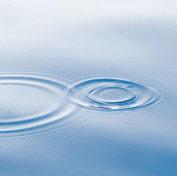 Ondes circulaires symbolisant la résonance et la dimension vibratoire de la lecture du pouls