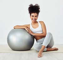 Mujer con pelota de ejercicio
