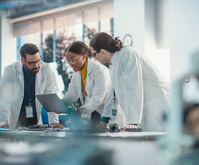 Wissenschaftler arbeiten im Labor zusammen