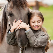 Fille serrant un cheval