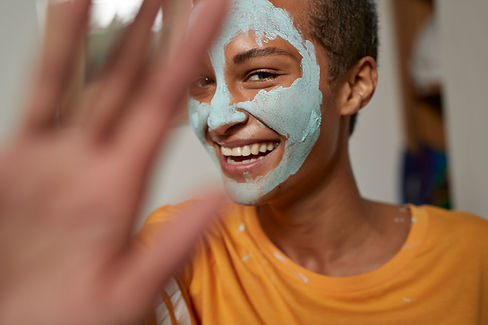 Sorrindo com máscara facial