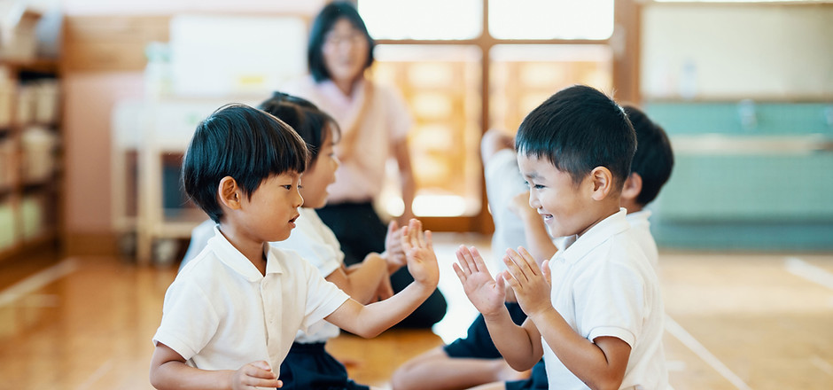 手遊びをする子供たち