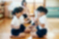 手遊びをする子供たち