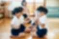 手遊びをする子供たち