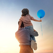 Padre e hijo al aire libre