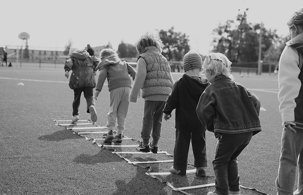 Kinder spielen im Freien