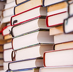 Livros de capa dura empilhados