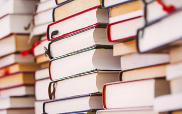 Livres à couverture rigide empilés