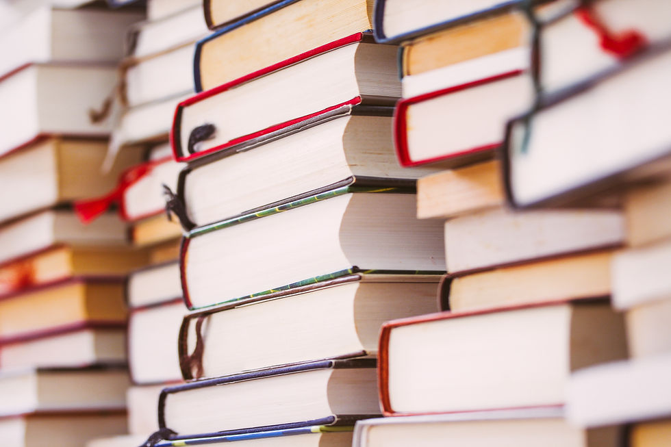 Livros de capa dura empilhados