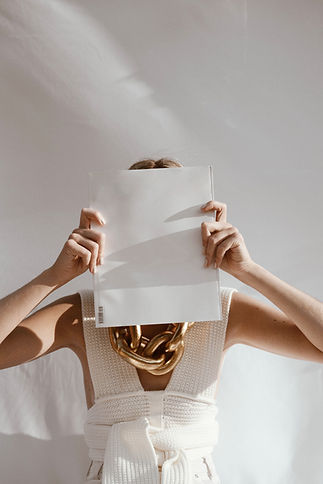 Person hält Papier