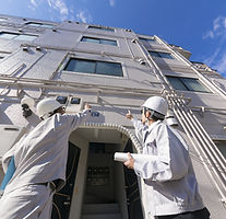 ヘルメットのビジネスマン 打ち合わせ ローアングル