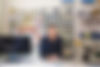 Verkäufer im Elektrogeschäft