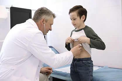 Medico che esamina il giovane ragazzo