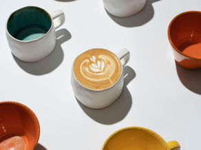 Tasses de café alignées