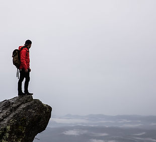 Randonneur de falaise de montagne