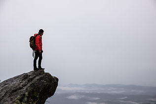 Caminante del acantilado de montaña