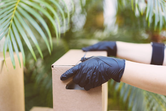 Inpakken met handschoenen