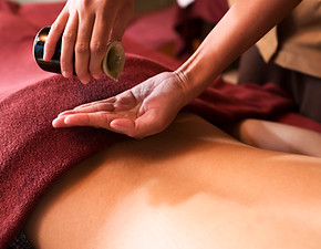 Anwendung ätherischer Öle bei Aroma Touch Massage in Zittau