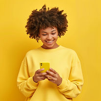 Mujer sonriente enviando mensajes de texto