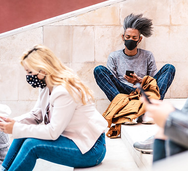 Des personnes masquées utilisent leur téléphone