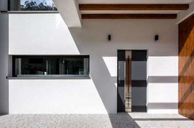 Façade extérieure rénovée avec un design moderne et élégant.