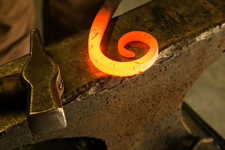 Metal en forma caliente