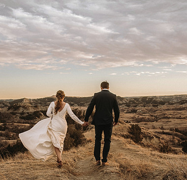 Pareja caminando al aire libre