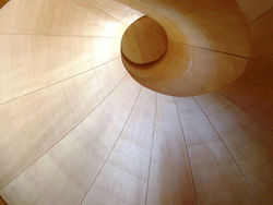 photo abstraite, monochrome beige d'un tube en colimaçon amenant une grande perspective