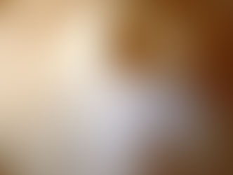 photo abstraite, monochrome beige d'un tube en colimaçon amenant une grande perspective