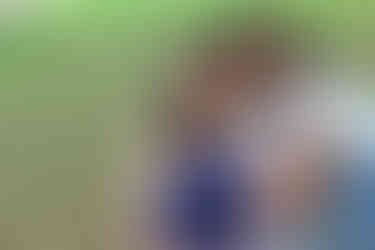 madre latina con hijos en familia en un parque