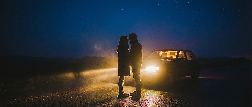 Pareja bajo las estrellas