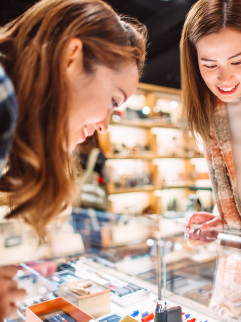 商品を見ている女性たち