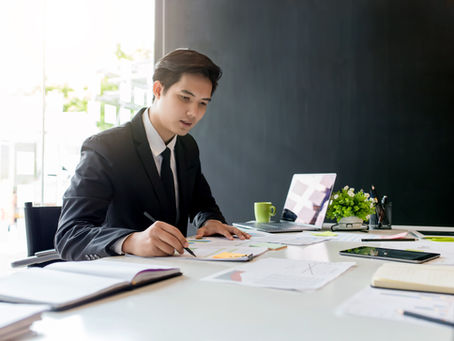 インドネシア化粧品輸出の壁「BPOM登録」に必要な膨大な書類を精査・作成する専門スタッフ。PIF/DIPのコンプライアンス対応を実務で支援。